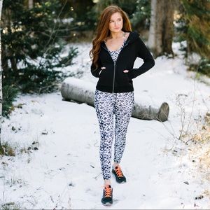 Zyia Active Snow Leopard Pocket Brilliant Hi-Rise 7/8 24”. NWT. Size 8-10